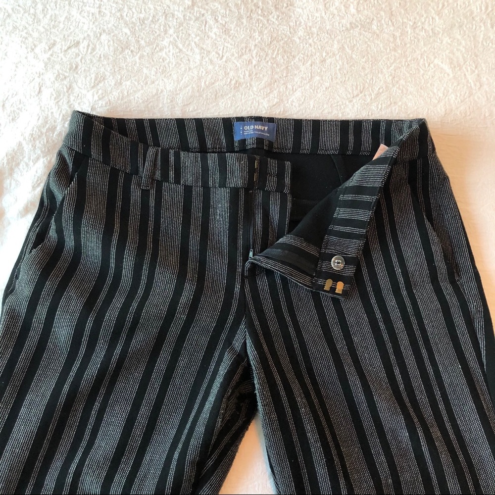 Old Navy B&W pinstriped ankle pants